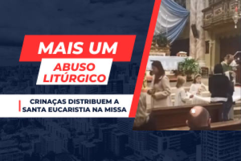 Crianças distribuem a Santa Eucaristia na Missa.